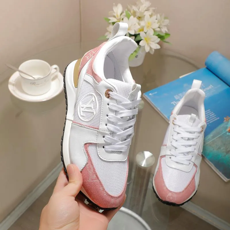 👟👟Ex-factory price 400👟👟 Men's size +10 Couple style, 2019 spring and summer new LOUIS VUITTON The same style of casual sports shoes is launched on Louis Vuitton's official website. Fabric: imported cowhide/cow velvet/breathable mesh, (imported mesh with silicone LV logo), rubber combination outsole, 2cm behind the sole, built-in 0.5cm comfortable feet, size 35-41 for women, 39-46 for men, welcome new and old customers to repost pictures for sale